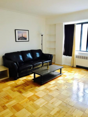 Stylish Montreal Apartment: Comfortable Stay in the Golden Square Mile